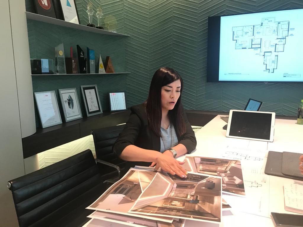 Regina Kwok喺 Artwill 工作室同客戶逐項過裝修前必讀清單